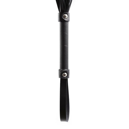 Schwarze lederpeitsche mit schlankem griff und fransenenden aus der ohmama fetish silberne armbänder mit peitsche kollektion
