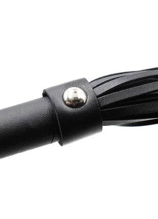 Schwarze lederpeitsche mit silbernem metallnieten am griff und fransigem ende für ohmama fetish armbänder