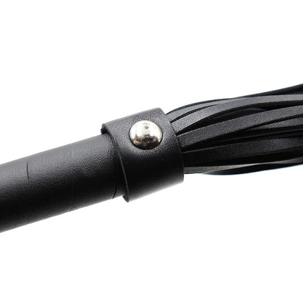 Schwarze lederpeitsche mit silbernem metallnieten am griff und fransigem ende für ohmama fetish armbänder