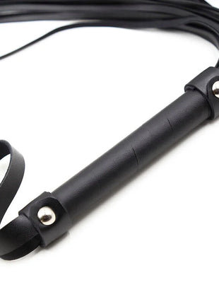 Schwarze lederpeitsche mit glattem zylindrischem griff und dünnen riemen für ohmama fetish silberne armbänder
