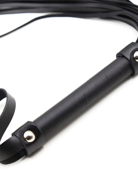 Schwarze lederpeitsche mit glattem zylindrischem griff und dünnen riemen für ohmama fetish silberne armbänder