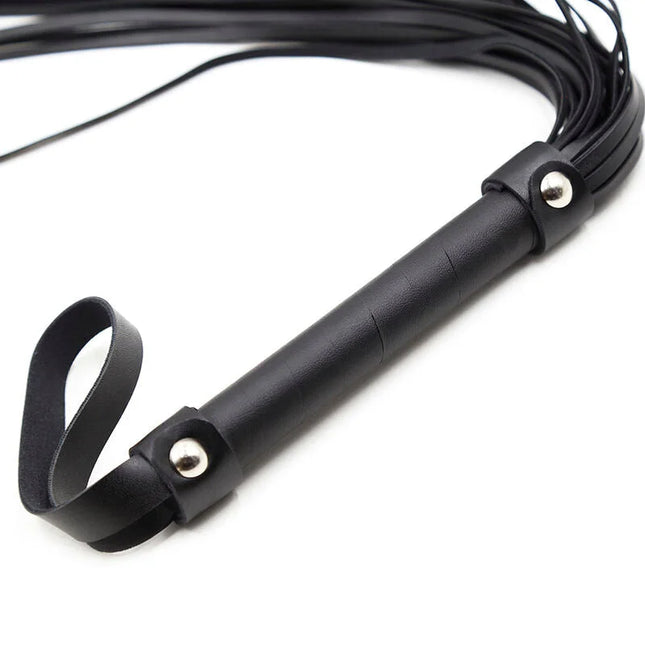 Schwarze lederpeitsche mit glattem zylindrischem griff und dünnen riemen für ohmama fetish silberne armbänder