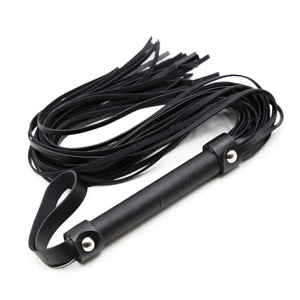 Schwarze lederpeitsche mit schlankem griff und mehreren dünnen riemen von ohmama fetish silberne armbänder