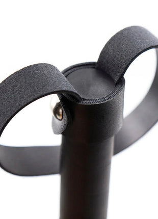 Ohmama fetish schwarze ledergriff mit metallniet silberne armbänder mit peitsche detail