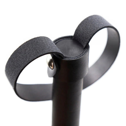 Ohmama fetish schwarze ledergriff mit metallniet silberne armbänder mit peitsche detail