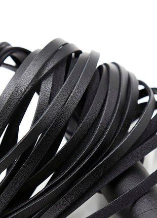Ohmama fetish schwarze lederkordel mit matter oberfläche und weichem griff in silbernen armbändern mit peitsche