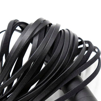 Ohmama fetish schwarze lederkordel mit matter oberfläche und weichem griff in silbernen armbändern mit peitsche