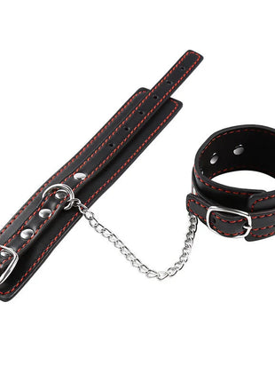 Schwarze leder handgelenk und fußfesseln von ohmama fetish mit roter naht, silbernen schnallen und verbindungskette