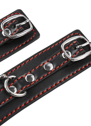 Schwarze leder handgelenkfesseln mit roter naht und silbernen schnallen samt kette von ohmama fetish
