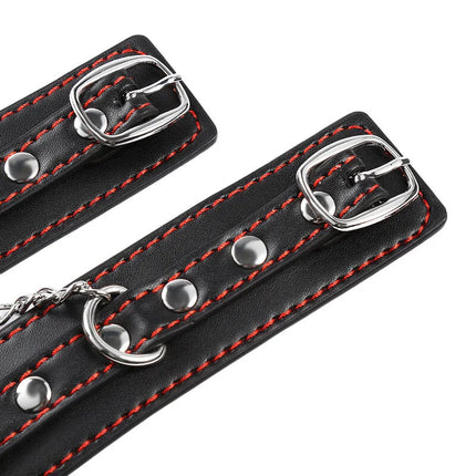 Schwarze leder handgelenkfesseln mit roter naht und silbernen schnallen samt kette von ohmama fetish