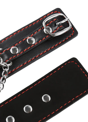 Ohmama fetish kleine handgelenkfesseln aus schwarzem leder mit roter naht und silberfarbenem schloss und nieten