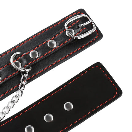 Ohmama fetish kleine handgelenkfesseln aus schwarzem leder mit roter naht und silberfarbenem schloss und nieten