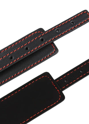 Ohmama fetish einfache kleine handgelenkfesseln aus schwarzem leder mit roter naht und metallösen