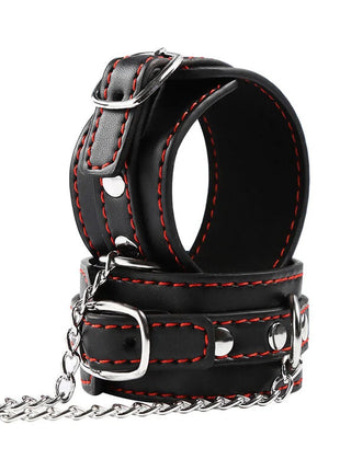 Schwarze leder handgelenkfesseln mit roter naht und silbernen schnallen inklusive abnehmbarer kette von ohmama fetish