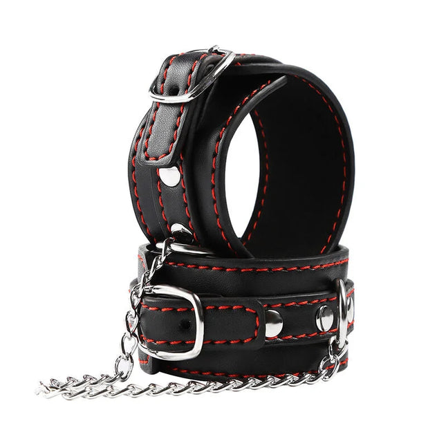 Schwarze leder handgelenkfesseln mit roter naht und silbernen schnallen inklusive abnehmbarer kette von ohmama fetish