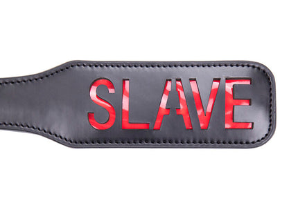 Schwarzes lederpaddel mit auffälliger roter beschriftung sklave von ohmama fetish