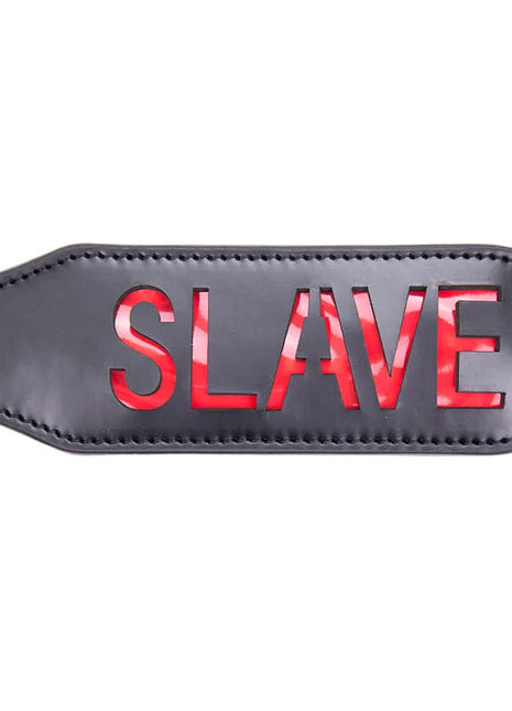 Schwarzes lederpaddel mit auffälliger roter beschriftung sklave von ohmama fetish