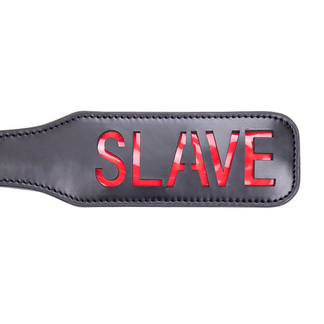 Schwarzes lederpaddel mit auffälliger roter beschriftung sklave von ohmama fetish