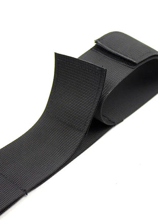 Schwarzer elastischer nylon handgelenkfessel mit klettverschluss von ohmama fetish spreizer soft bar