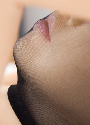 Schwarzes, transparentes mesh-stoff bedeckt das untere gesicht bei ohmama fetish strumpfhosen mit schwarzem kopf