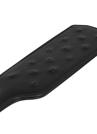 Ohmama fetish tack paddel schwarzes fauxleder mit glatter glänzender oberfläche und gleichmäßig genopften vertiefungen