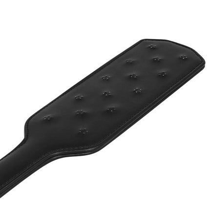 Ohmama fetish tack paddel schwarzes fauxleder mit glatter glänzender oberfläche und gleichmäßig genopften vertiefungen