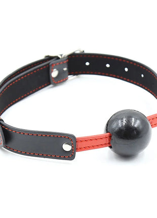 Schwarzer lederknebel ohmama fetish ttpe-ballknebel mit roter naht und glänzendem schwarzen ball