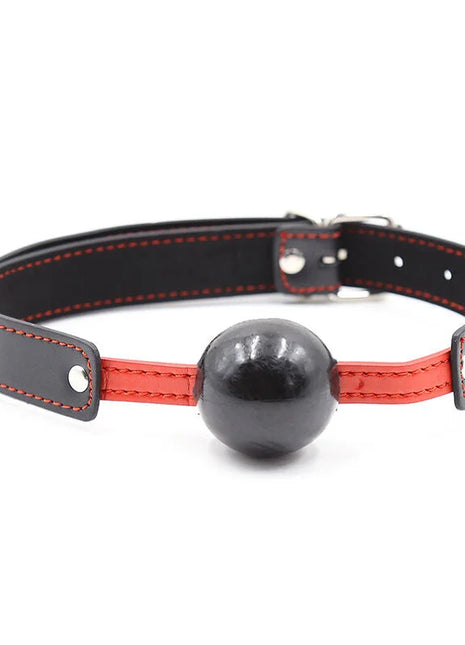 Schwarzer lederballknebel ohmama fetish mit roter naht und glänzendem schwarzem kugelmundstück