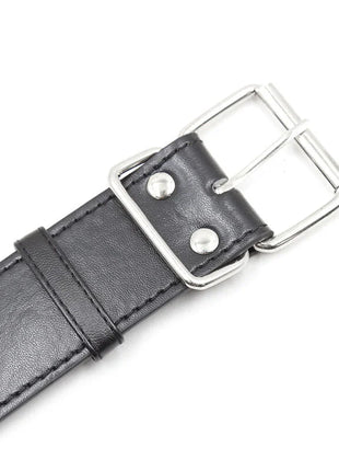 Schwarzes ohmama fetish untersuchungshalsband mit silberner rechteckiger schnalle und zwei metallnieten