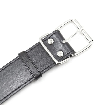 Schwarzes ohmama fetish untersuchungshalsband mit silberner rechteckiger schnalle und zwei metallnieten