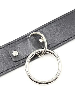 Schwarzes ohmama fetish untersuchungshalsband aus leder mit silbernen metallringen und nieten