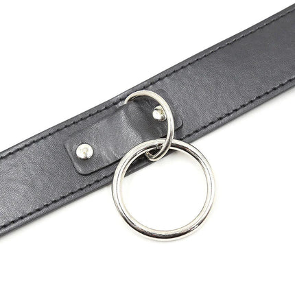 Schwarzes ohmama fetish untersuchungshalsband aus leder mit silbernen metallringen und nieten
