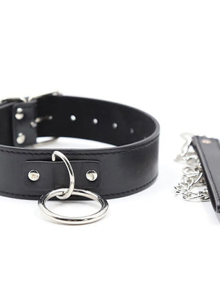 Schwarzes lederhalsband mit silbernen metallringen und nieten ohmama fetish untersuchungshalsband mit leine