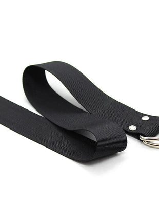 Schwarzer gewebter stoffriemen mit silbernen doppelringen und zwei nieten für ohmama fetish verstellbarer hogtie