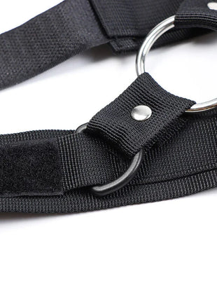 Schwarzer nylon-hogtie-harness mit silbernen metallringen und schwarzer plastik-schnalle von ohmama fetish