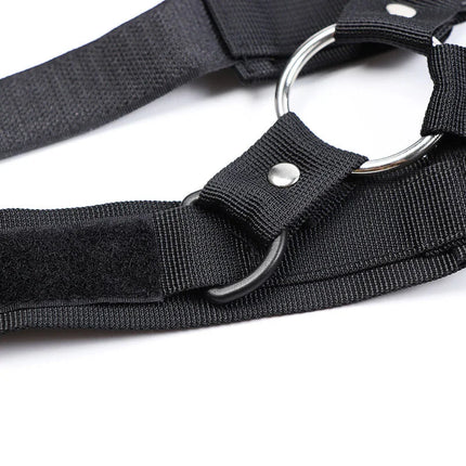 Schwarzer nylon-hogtie-harness mit silbernen metallringen und schwarzer plastik-schnalle von ohmama fetish