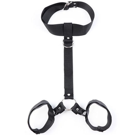 Schwarzes nylon-harness verstellbarer hogtie mit silbernen metallbeschlägen und verstellbaren hals- und armfesseln von OHMAMA Fetish