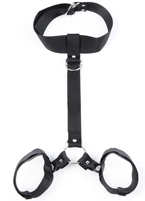 Schwarzes nylon-harness verstellbarer hogtie mit silbernen metallbeschlägen und verstellbaren hals- und armfesseln von OHMAMA Fetish