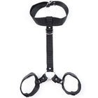 Schwarzes nylon-harness verstellbarer hogtie mit silbernen metallbeschlägen und verstellbaren hals- und armfesseln von OHMAMA Fetish