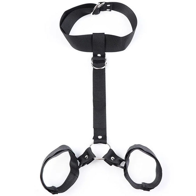 Schwarzes nylon-harness verstellbarer hogtie mit silbernen metallbeschlägen und verstellbaren hals- und armfesseln von OHMAMA Fetish