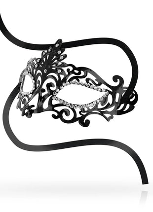 Elegante schwarze ohmama masquerade maske mit perlen und filigranen spitzenmustern und bändern zum tragen
