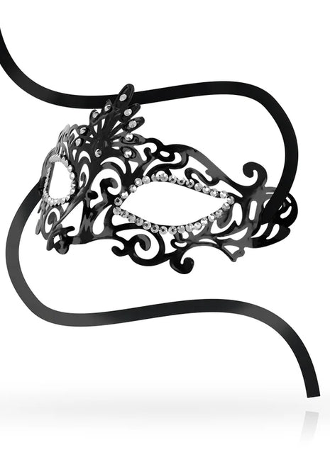 Elegante schwarze ohmama masquerade maske mit perlen und filigranen spitzenmustern und bändern zum tragen