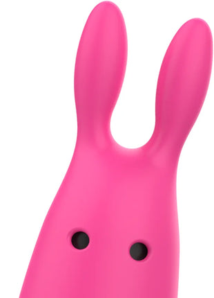 Ein lebhafter pinkfarbener, glatter ohmama pocket vibe rabbit vibrator mit zwei aufrechten ohren und kleinen schwarzen augen