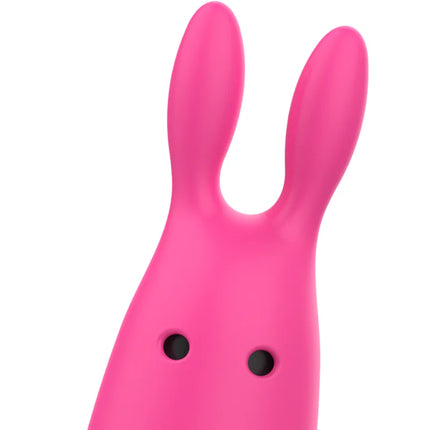 Ein lebhafter pinkfarbener, glatter ohmama pocket vibe rabbit vibrator mit zwei aufrechten ohren und kleinen schwarzen augen