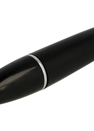 Schwarzer zylindrischer ohmama vibrierender lippenstift mit glänzendem finish und silbernem metallband am unteren ende