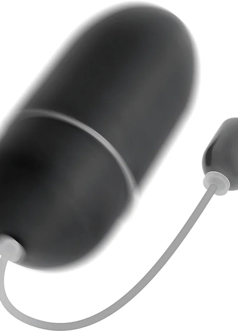 Online schwarzes wasserdichtes vibrationsei mit glattem glänzendem schwarzem zylinder und grauem kabel am ende