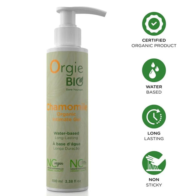 Eine schlanke, hellgrüne flasche orgie bio kamille organisches intimgel mit weißem pumpspender 100 ml