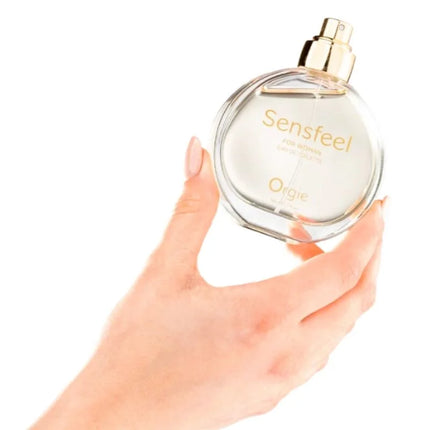 A klare glasflasche eau de toilette sensfeel™-konzept mit goldfarbener düse orgie sensfeel für frauen 50 ml