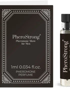 Schwarze und silberne pherostrong pheromon parfum probeflasche mit geripptem schwarzem deckel neben dekorativer box