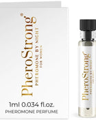 Eine schlanke transparente glasflasche mit schwarzem deckel und goldener schrift pherostrong pheromone by night für frauen 1 ml klare flüssigkeit
